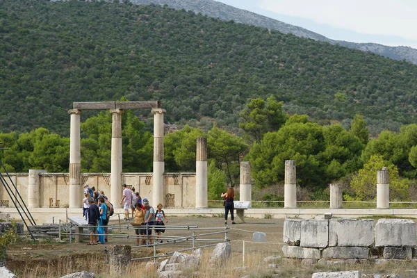 Epidaurus, Grecia, 4 de octubre de 2019, Los turistas que visitan el sitio arqueológico de Epidaurus —  Fotos de Stock