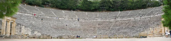 El teatro de Epidaurus (Peloponeso, Grecia) es uno de los ejemplos más grandes de la arquitectura griega —  Fotos de Stock