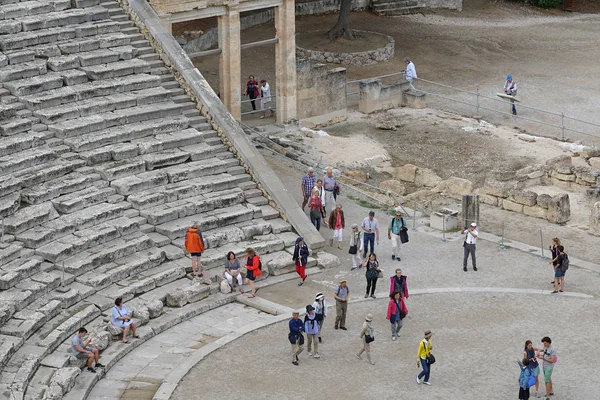 Los turistas visitan el Teatro Epidaurus (Peloponeso, Grecia), que es uno de los mayores ejemplos de la arquitectura griega — Foto de Stock