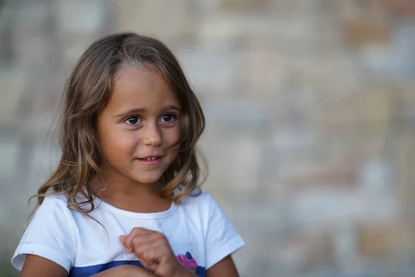 Chica de 4 años sonriendo mira hacia los lados — Foto de Stock