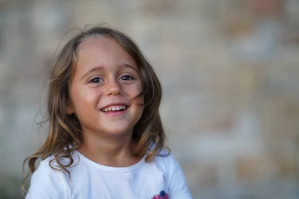 Porträt eines 4-jährigen Mädchens, das gerade aussieht — Stockfoto