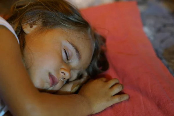 Seorang gadis berusia 4 tahun tidur dengan tenang — Stok Foto