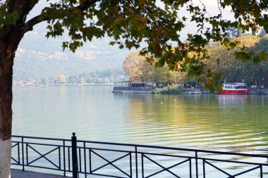 Ioannina 'daki Pamvotida Gölü' nün güzel manzarası, Epirus