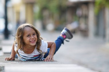 Çok güzel, 4 yaşında bir kız.