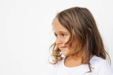 Gülümseyen 4 yaşında bir kız.