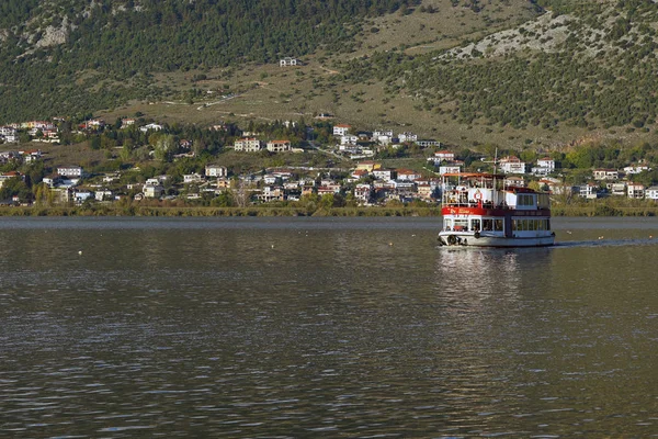 Båt på Pamvotida sjön Ioannina, epirus — Stockfoto