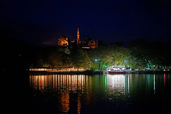 Vista nocturna del lago de Ioannina con la mezquita de Aslan Pasha, Epiro —  Fotos de Stock