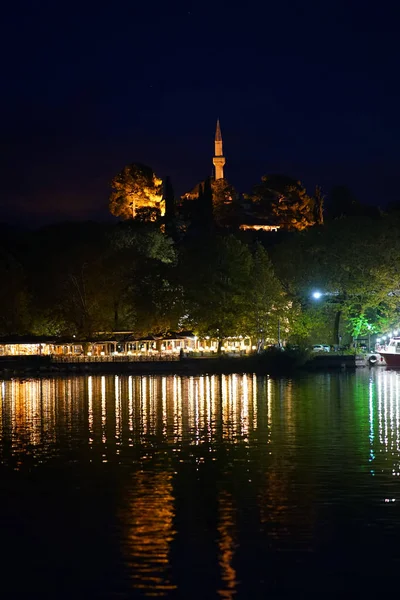 Vista nocturna del lago de Ioannina con la mezquita de Aslan Pasha, Epiro —  Fotos de Stock