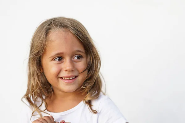 とてもきれいな4歳の女の子が笑顔で — ストック写真