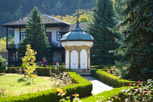 Das Sokolski-Kloster ist ein bulgarisches orthodoxes Kloster, das 1833 gegründet wurde — Stockfoto