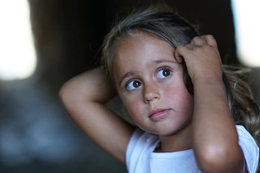 Yana bakan 4 yaşındaki bir kızın portresi.