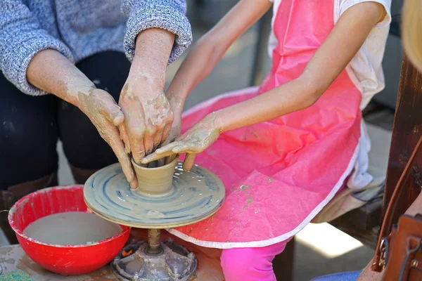 Onderwijs van keramiek verwerking aan een jonge student in Bulgarije — Stockfoto