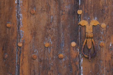 Ahşap bir kapının eski metal sapı.