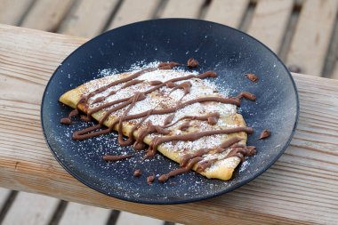 Masada şekerli çikolatalı krep.