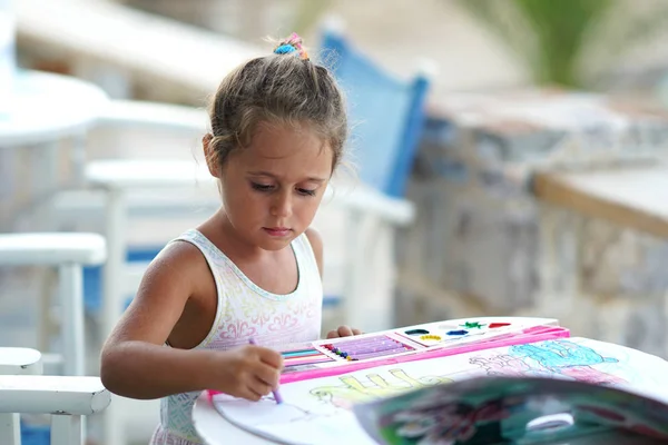 4-year-old girl colori con interesse — Foto Stock