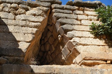 Atreus Hazinesi 'nin detayları ya da Panagitsa tepesindeki büyük bir tholos ya da arı kovanı mezarı olan Agamemnon' un mezarı.