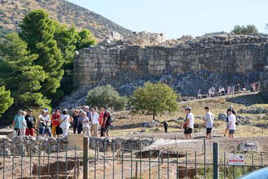 Mycenae, Yunanistan, 05 Ekim 2019 Arkeoloji sahasını ziyaret eden çeşitli uluslardan turistler