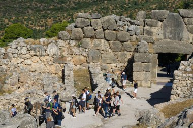 Mycenae, Yunanistan, 05 Ekim 2019 Arkeoloji sahasını ziyaret eden çeşitli uluslardan turistler