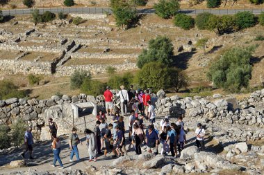 Mycenae, Yunanistan, 05 Ekim 2019 Arkeoloji sahasını ziyaret eden çeşitli uluslardan turistler
