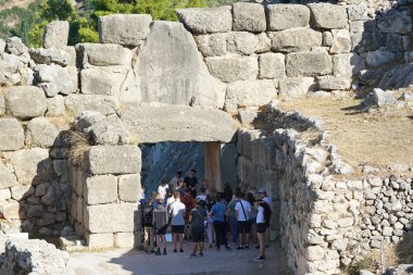 Mycenae, Yunanistan, 05 Ekim 2019 Arkeoloji sahasını ziyaret eden çeşitli uluslardan turistler
