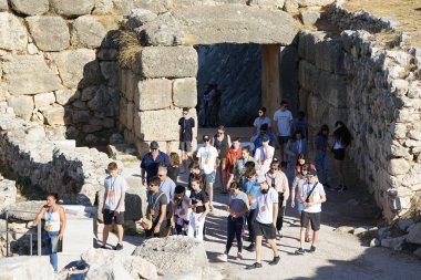 Mycenae, Yunanistan, 05 Ekim 2019 Arkeoloji sahasını ziyaret eden çeşitli uluslardan turistler