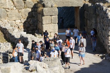 Mycenae, Yunanistan, 05 Ekim 2019 Arkeoloji sahasını ziyaret eden çeşitli uluslardan turistler