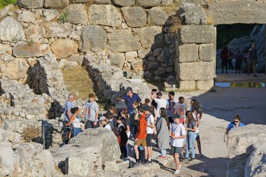 Mycenae, Yunanistan, 05 Ekim 2019 Arkeoloji sahasını ziyaret eden çeşitli uluslardan turistler