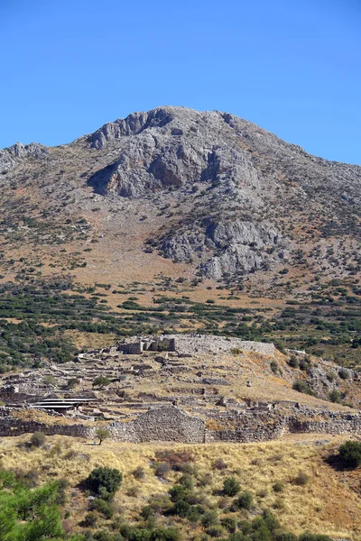 2013 년 10 월 5 일에 확인 함 . Mycenae, Greece, October 05 2019 Tourists of different diversity visiting the archaeological site — 스톡 사진