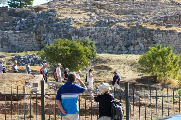 Mycenae, Yunanistan, 05 Ekim 2019 Arkeoloji sahasını ziyaret eden çeşitli uluslardan turistler