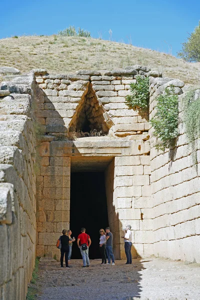 参观Atreus国库或Agamemnon墓的各民族游客 — 图库照片