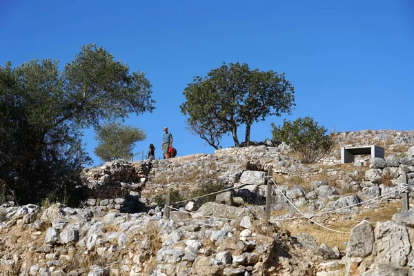 Micenas, Grecia, 05 de octubre de 2019 Turistas de diversas nacionalidades visitan el yacimiento arqueológico — Foto de Stock