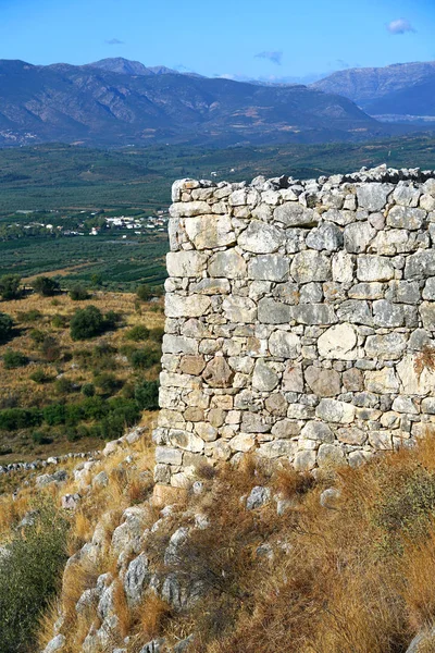 Szczegóły murów obronnych Mycenae na tle otaczającej wsi — Zdjęcie stockowe