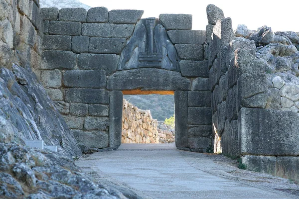 Η Πύλη των Λεόντων είναι ένα επιβλητικό κτίριο και είναι η κύρια είσοδος των αρχαίων Μυκηνών — Φωτογραφία Αρχείου