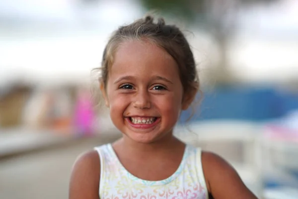 Retrato de una niña de 4 años mirando a la cámara — Foto de Stock