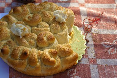 Bulgaristan 'ın Goliamo Dryanovo kentinde düzenlenen Ceviz Festivali ziyaretçilerine geleneksel Bulgar ekmeği sunuldu