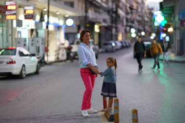 Anne ve kızı Edessa şehrinin etrafından dolaşır.