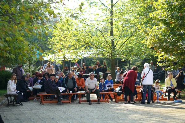 Tourists and locals relax and rest during the Walnut Festival — 스톡 사진