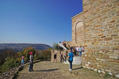 Veliko Tarnovo 'daki Yükseliş Katedrali' ni ziyaret eden turistler