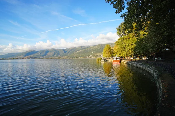 Panoramablick auf den Pamvotida-See von Ioannina — Stockfoto