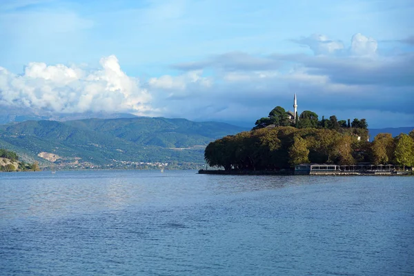 Utsikt över staden Ioannina i Grekland och Pamvotida sjön Ioannina — Stockfoto