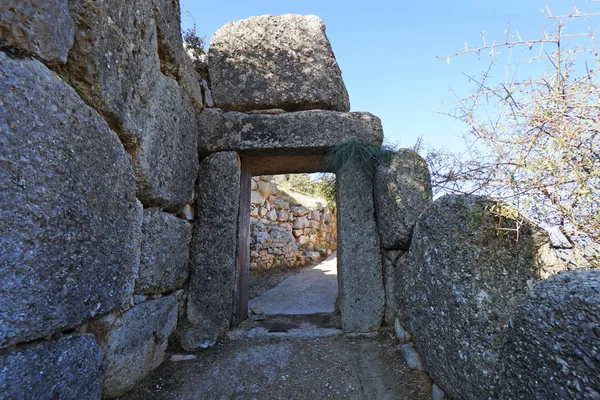 Entrada desde la Puerta Norte a la antigua ciudad fortificada de Micenas, Argolis — Foto de Stock