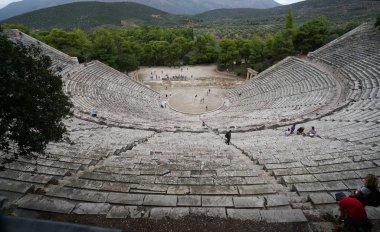 Epidaurus arkeolojik alanını ziyaret eden turistler, Panoramik görünüm