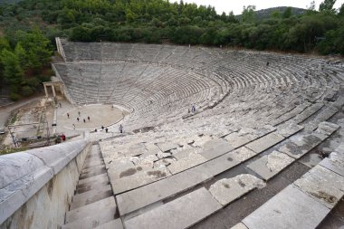 Epidaurus arkeolojik alanını ziyaret eden turistler, Panoramik görünüm