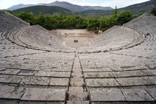 Un grupo de estudiantes visitando el sitio arqueológico de Epidaurus, vista panorámica —  Fotos de Stock