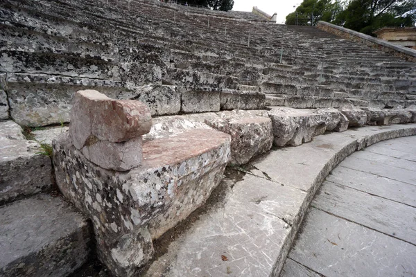 A székek szerkezete az Epidaurus ősi helyén — Stock Fotó