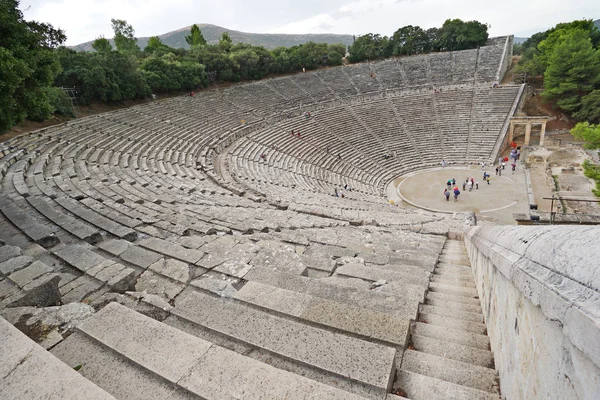 Turistas que visitan el sitio arqueológico de Epidaurus, Vista panorámica. —  Fotos de Stock