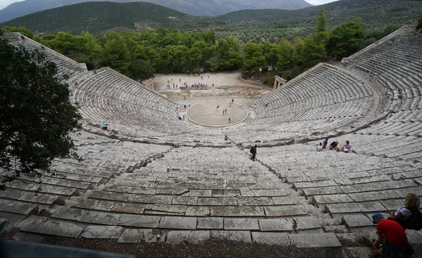 Touristes visitant le site archéologique d'Epidaurus, vue panoramique — Photo