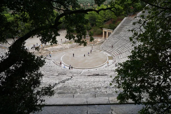 Touristes visitant le site archéologique d'Epidaurus, vue panoramique — Photo