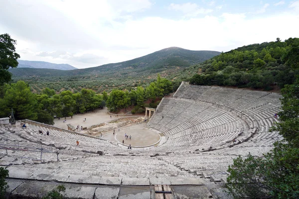 Turistas que visitan el sitio arqueológico de Epidaurus, Vista panorámica. —  Fotos de Stock