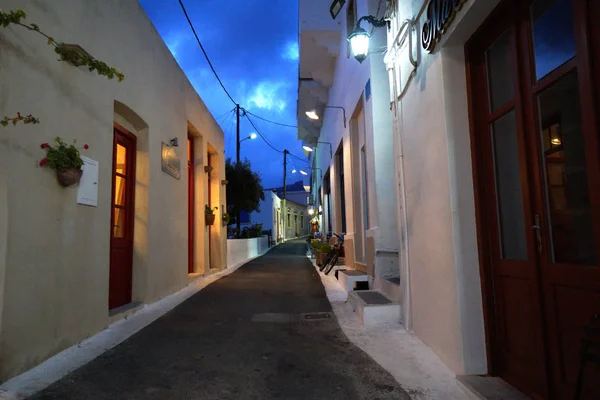 Ein abendlicher Blick auf eine Chora-Straße in kithira — Stockfoto